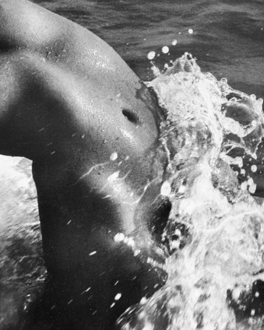 An erotic story: Play with yourself.